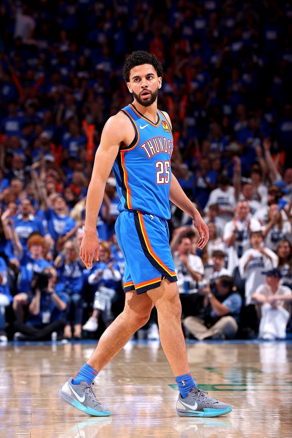 从关键时刻马德里竞技迎来里程碑到多伦多猛龙队长鼓劲备战英超，风云突变俄克拉荷马雷霆清晨豪取连胜的简单介绍